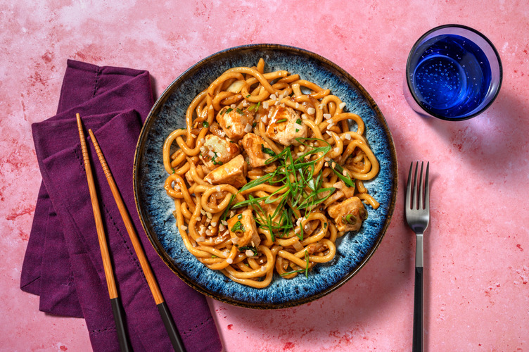 Noodles al cilantro con extra de pollo aderezado