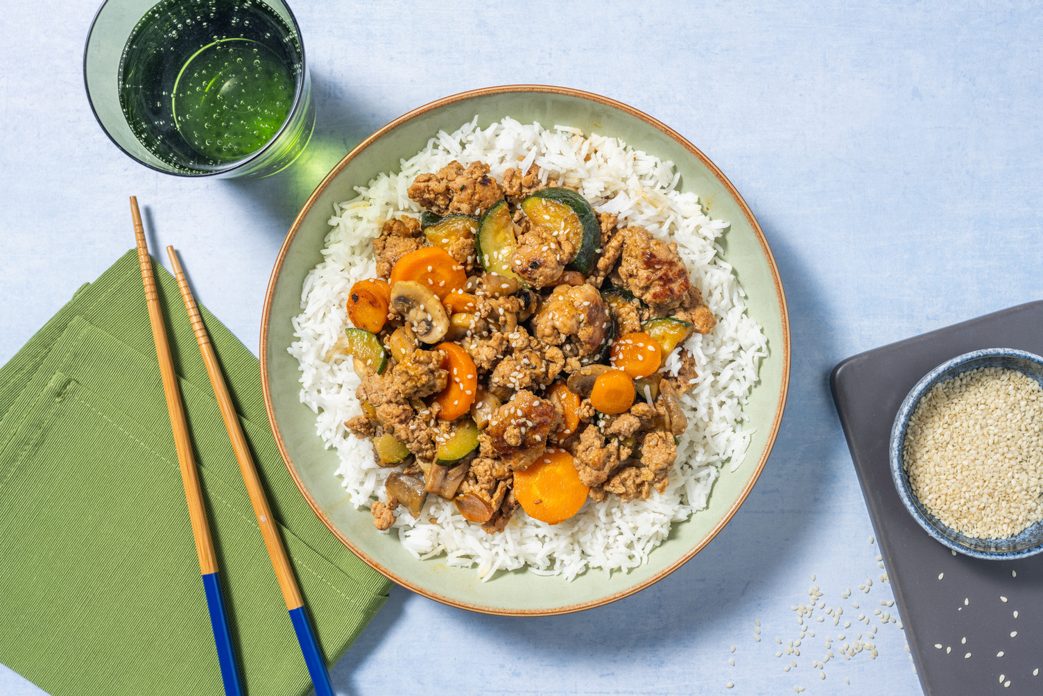 Bibimbap piccante di pollo e funghi 