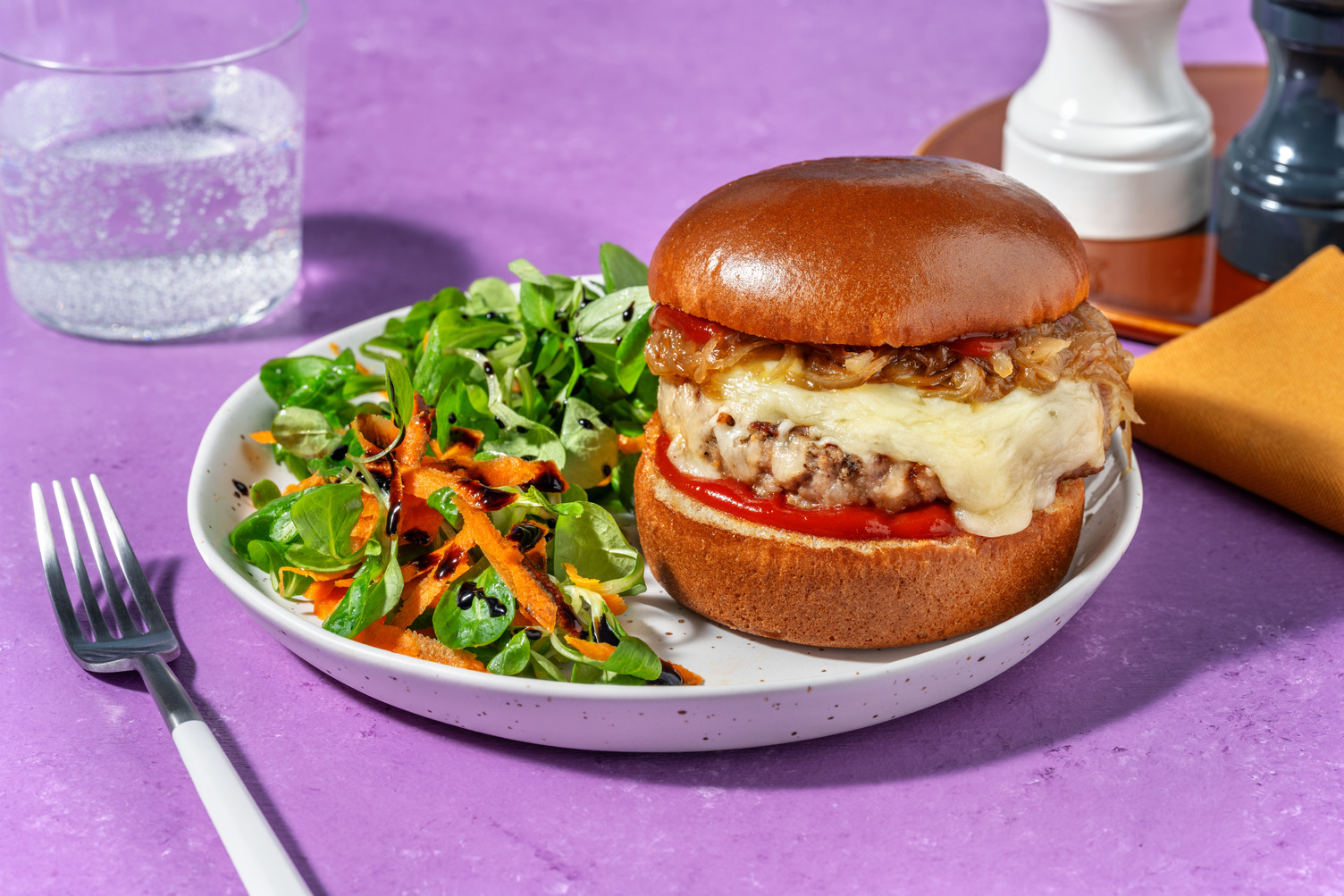 Hamburger di carne al cheddar fondente