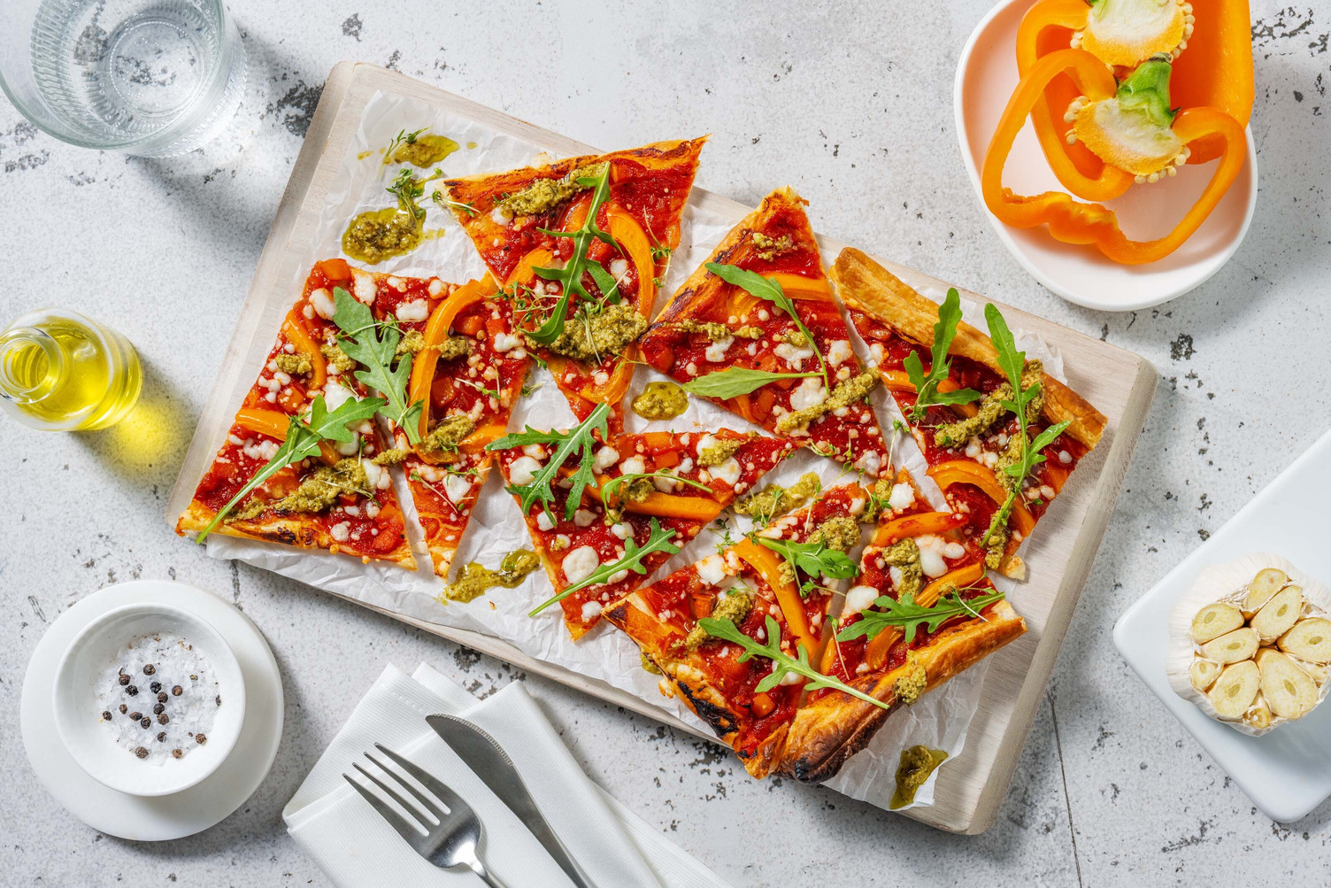 Plaattaart met geitenkaas en paprikasaus