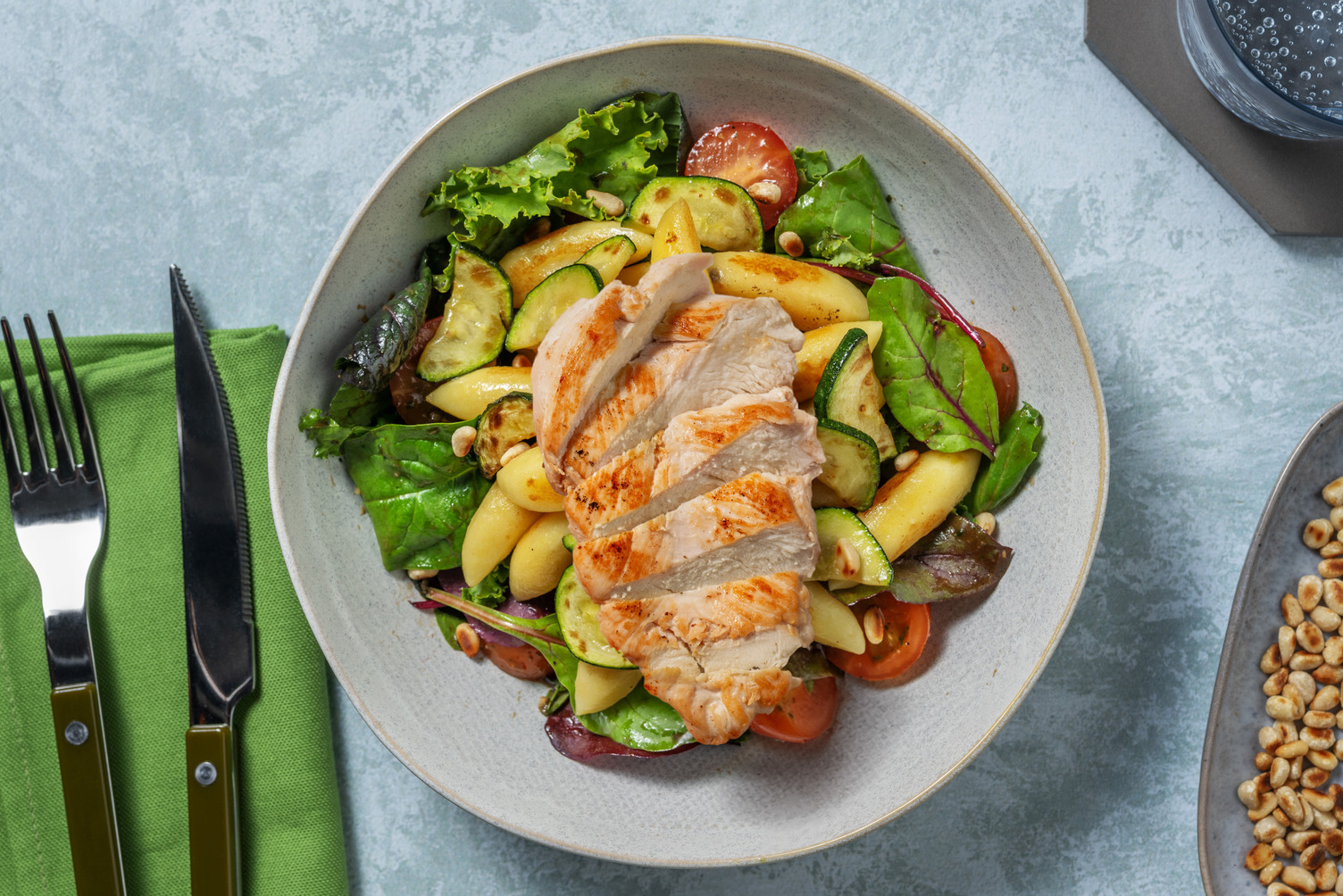 Schupfnudel-Salat mit Knoblauch-Zucchini & extra Bio-Hähnchen