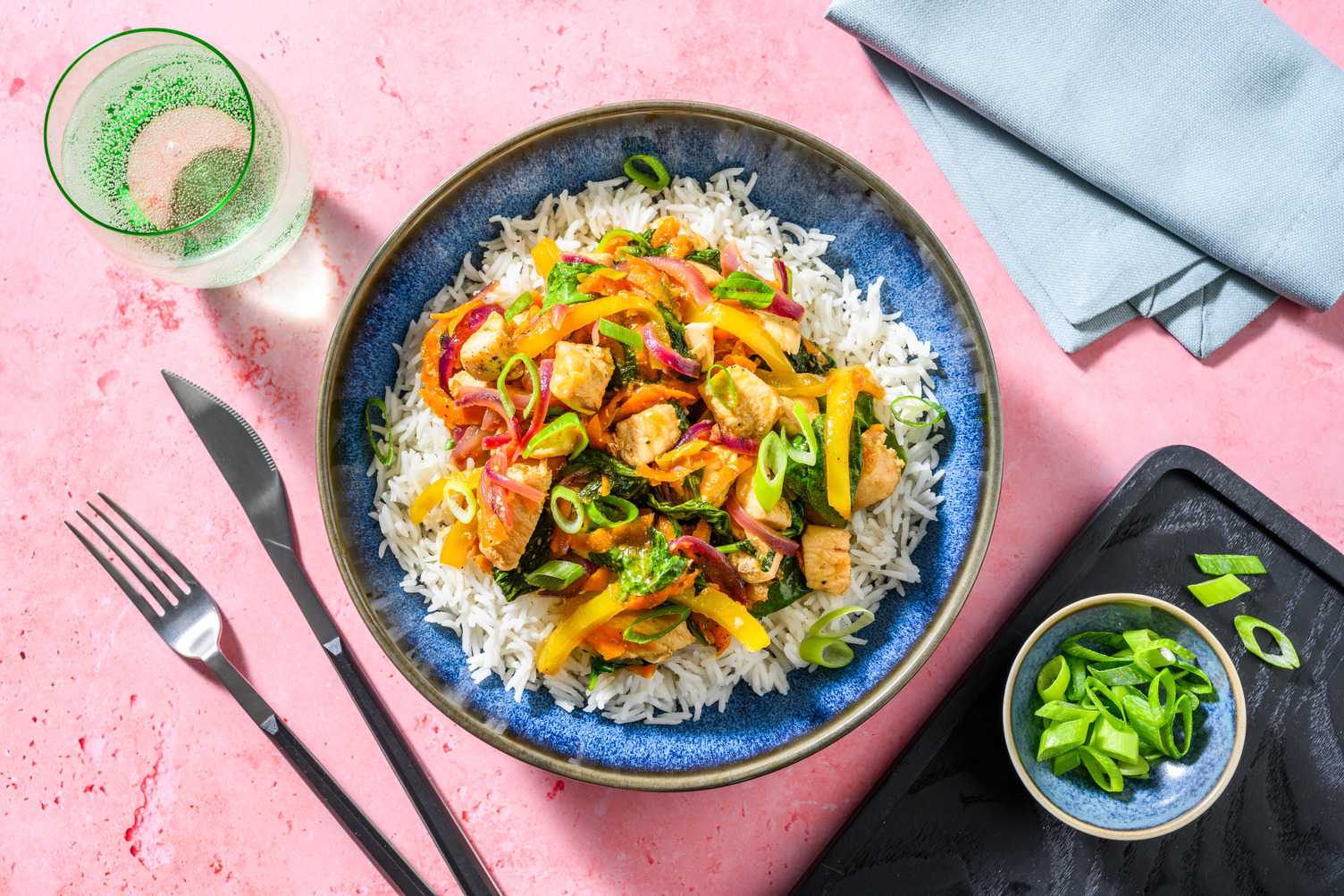 Teppanyaki de pollo con zanahoria y espinacas