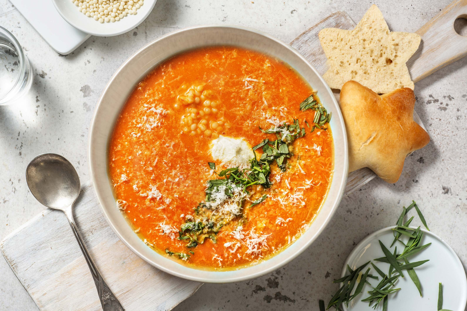 Tomaat-paprikasoep met parelcouscous