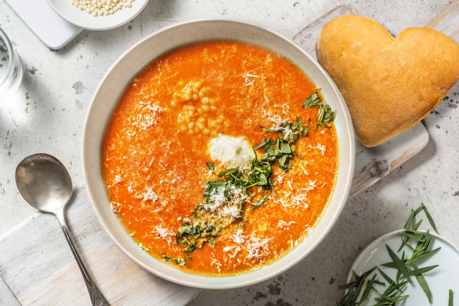 Tomaat-paprikasoep met parelcouscous