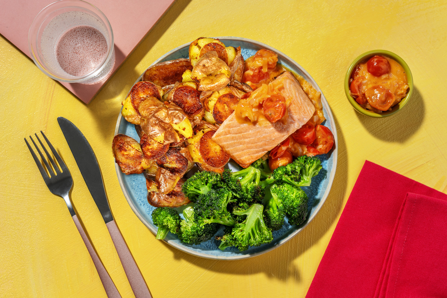 Salmón con salsa de tomates cherry