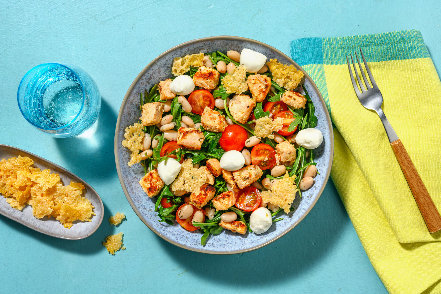 Ensalada de salmón con queso en dos texturas