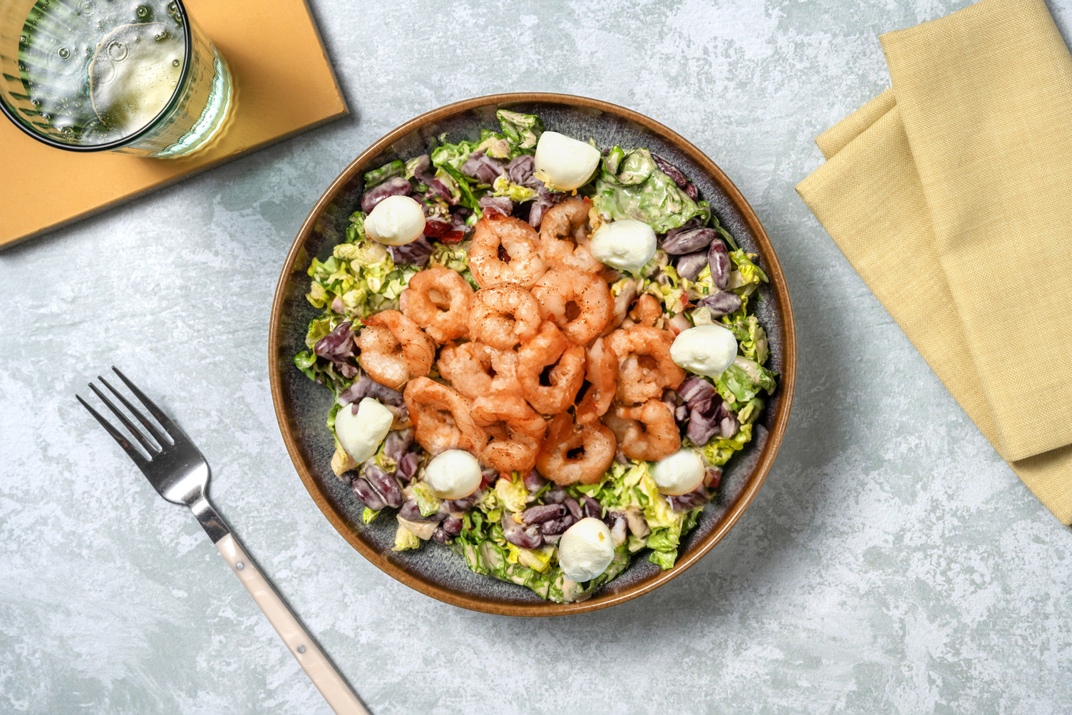 Ensalada de judías rojas y langostinos