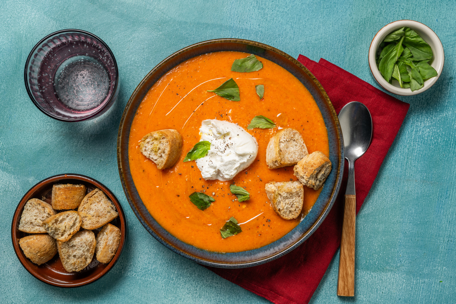 Burrata pugliese su gazpacho ai peperoni