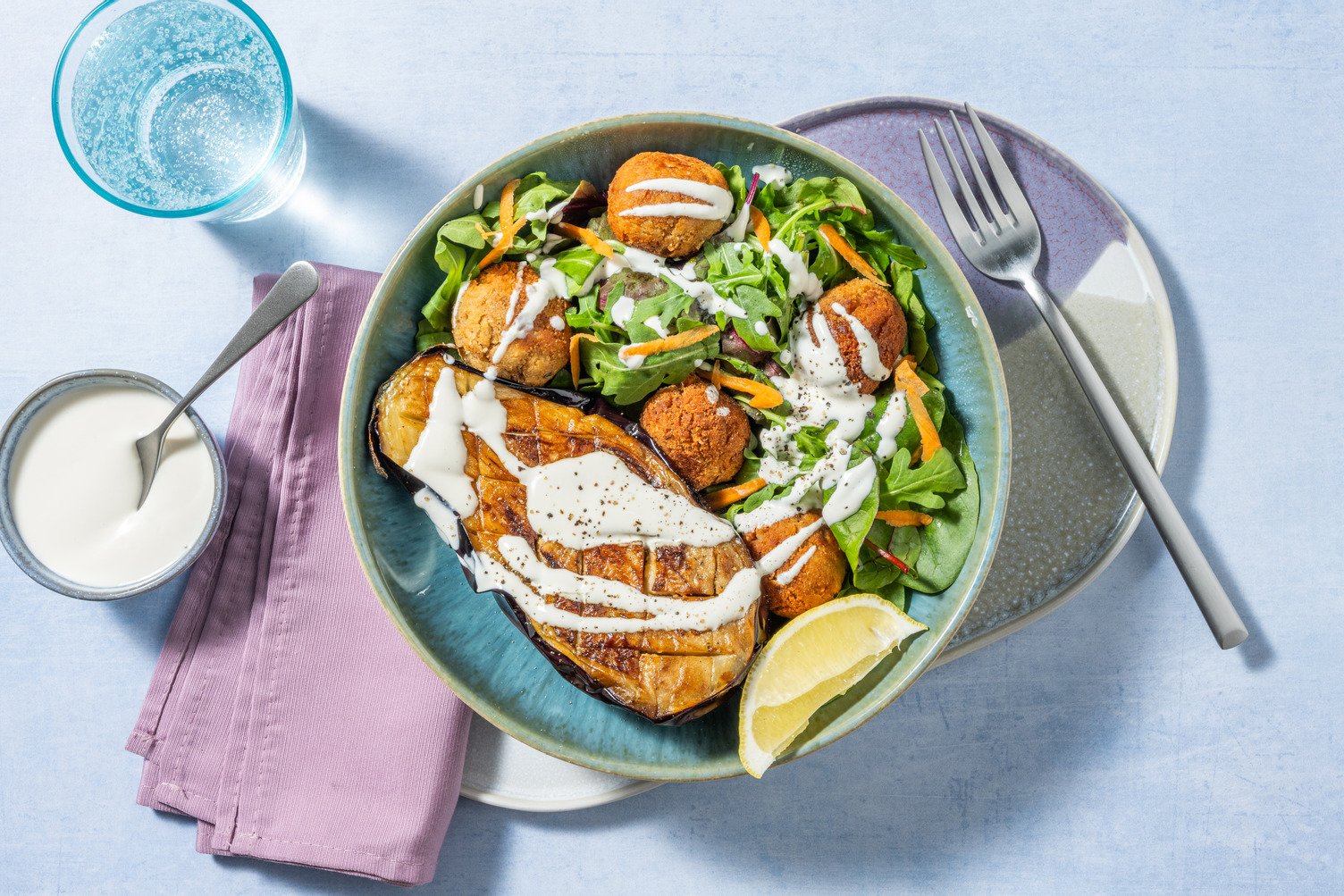 Bowl di falafel dorati e crema allo yogurt greco