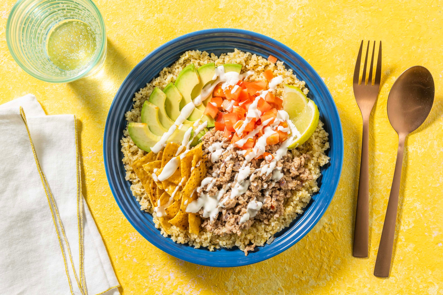 Bulgurbowl met kipgehakt en sweet chili tortillachips