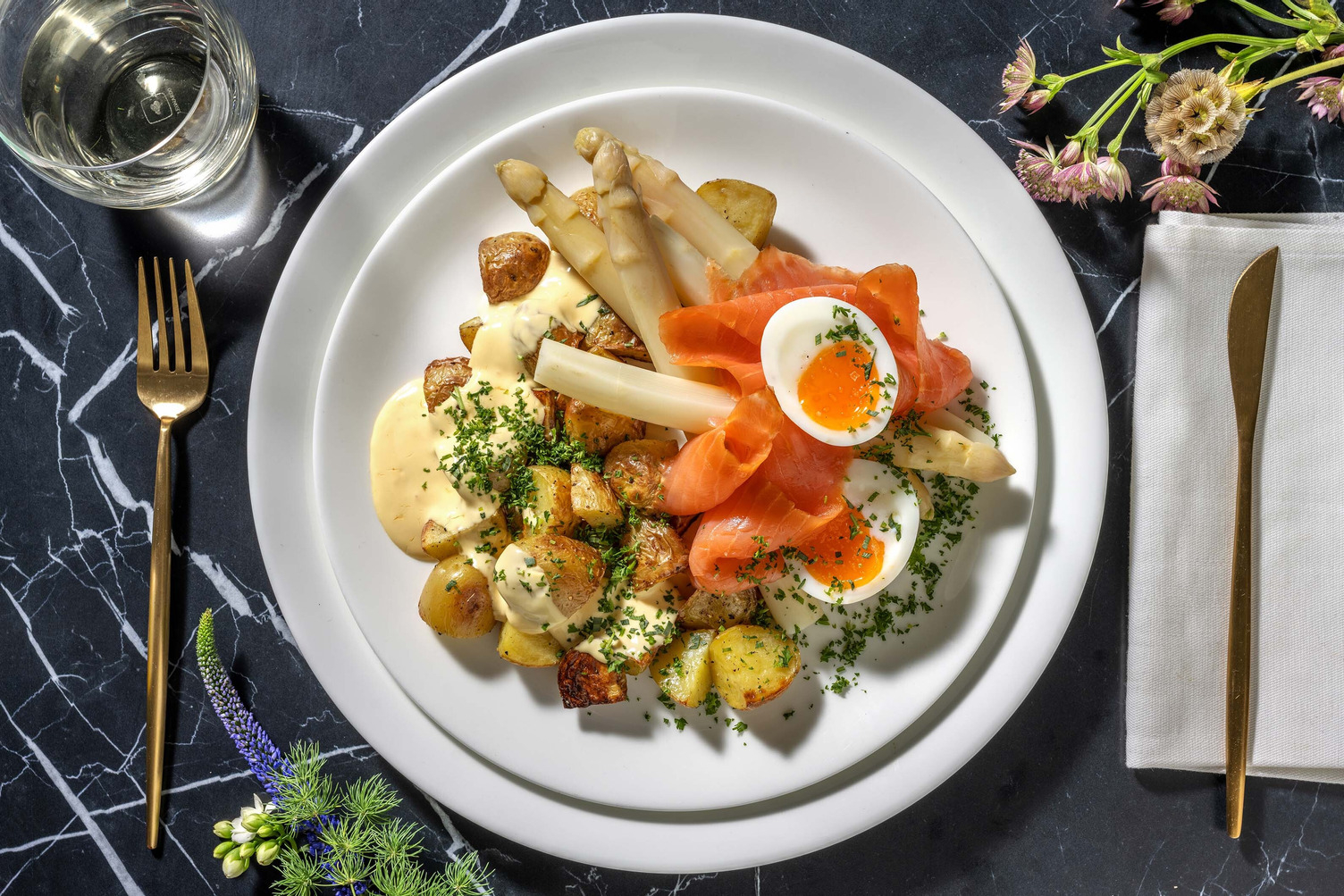 Asperges au saumon fumé et sauce hollandaise