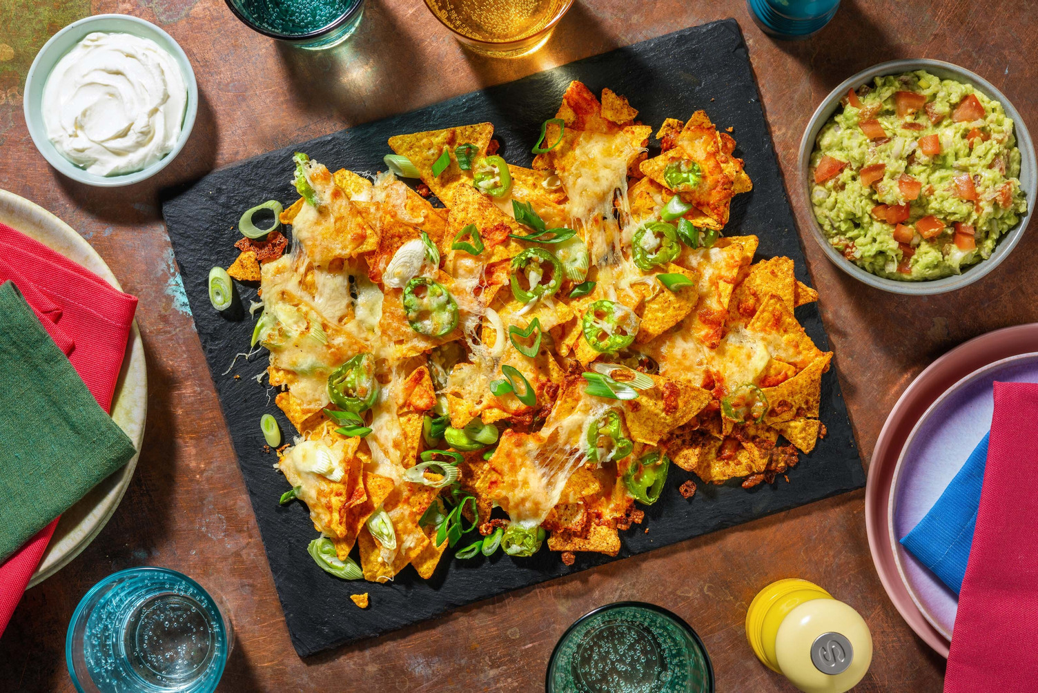Ostetoppet nachos med chunky guacamole
