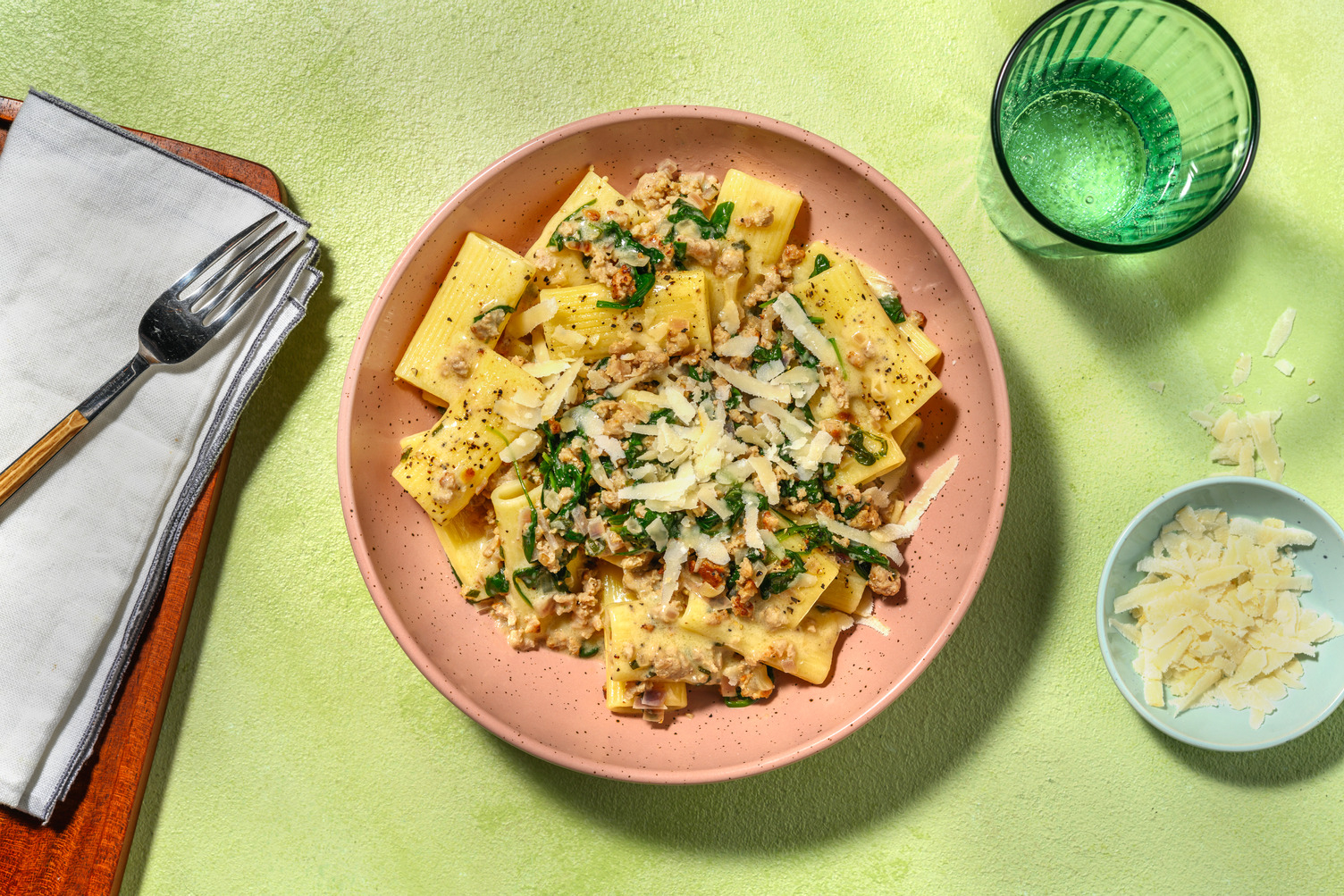 Rigatoni con cerdo y espinacas
