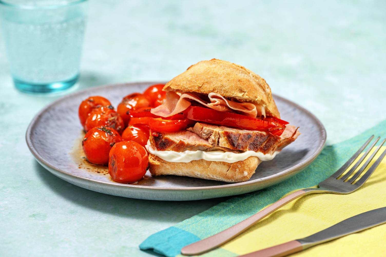 Bocadillo de lomo con jamón serrano