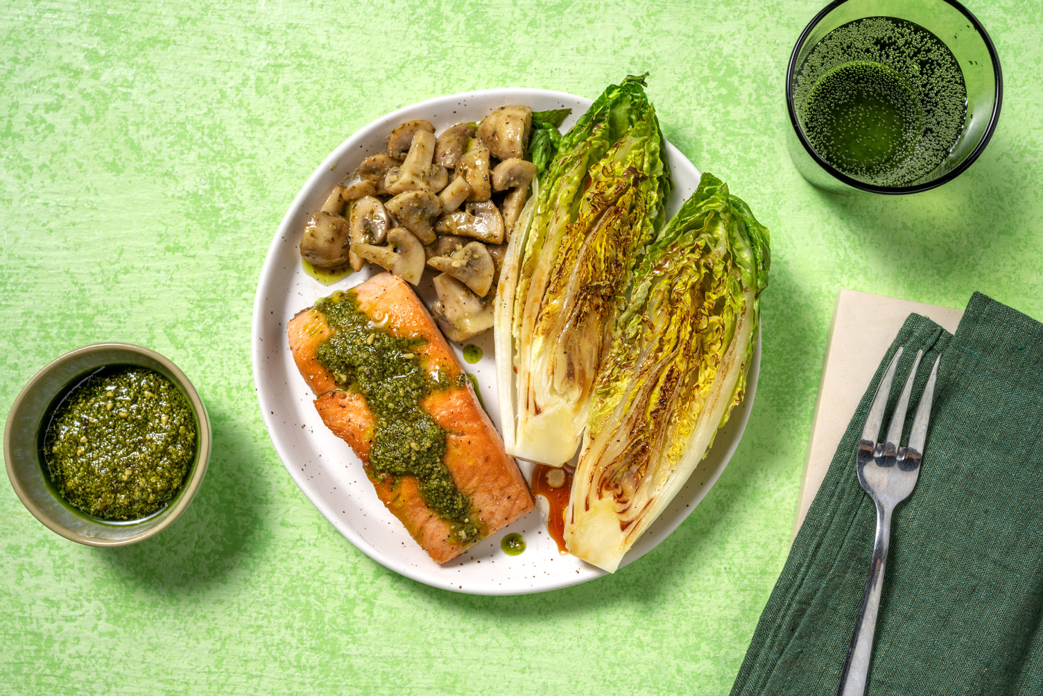 Salmón al pesto con champiñones