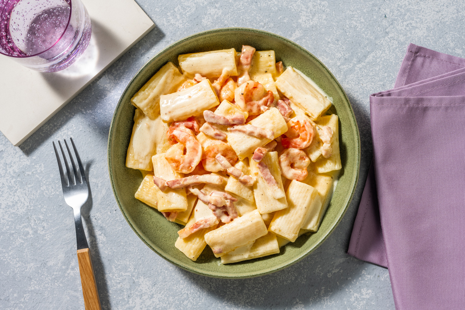 Rigatoni con langostinos y bacon
