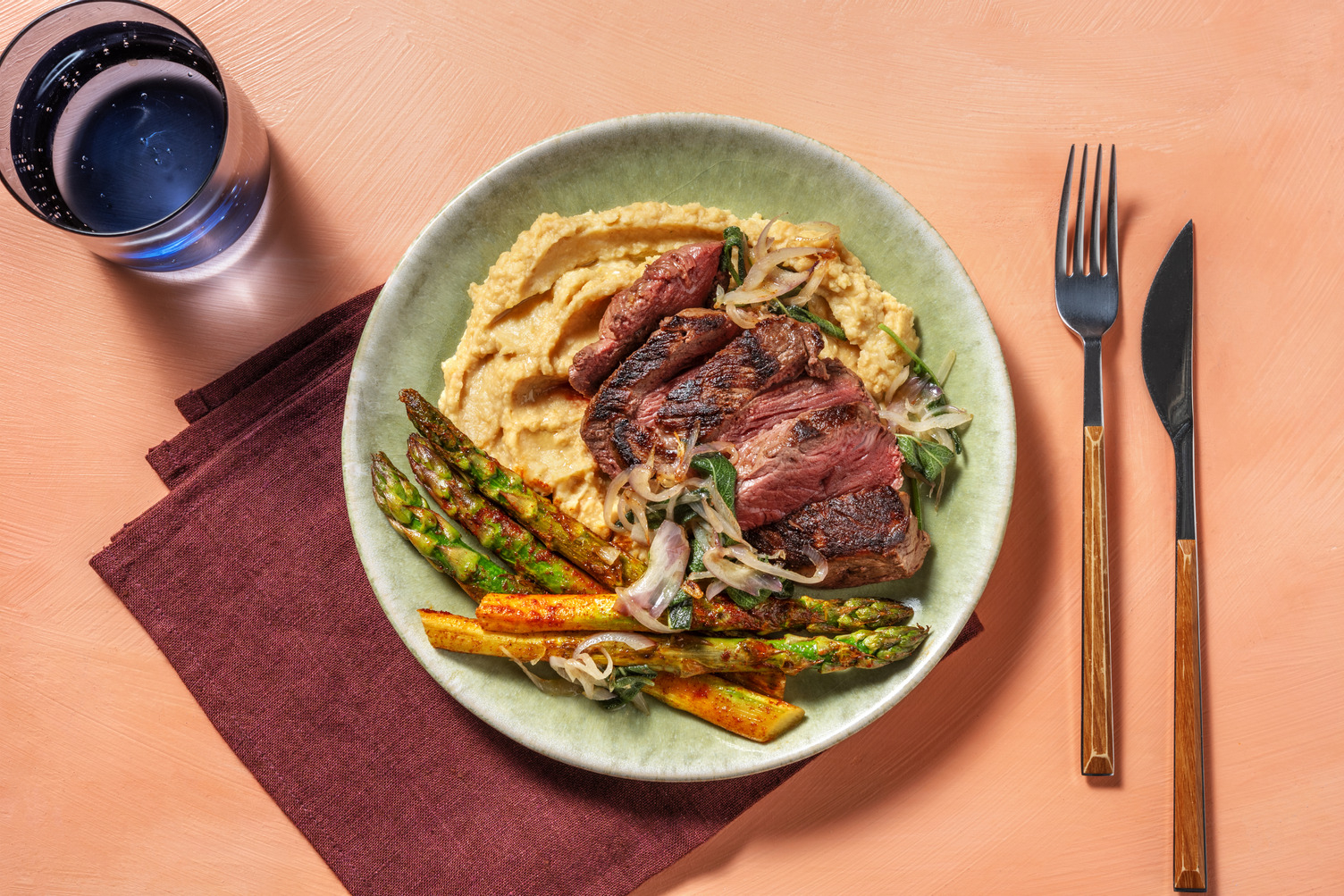 Bistecca di manzo e asparagi alla paprika