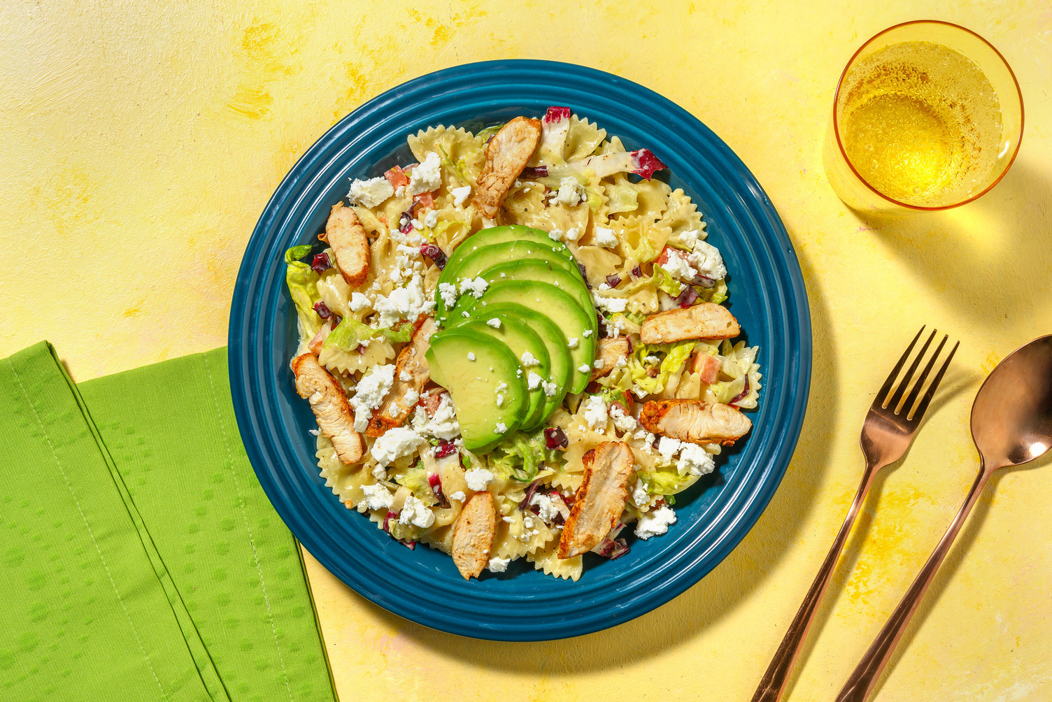 Pastasalade met kip en avocado