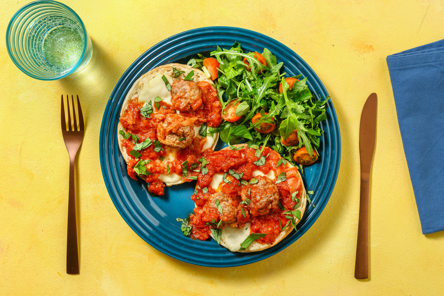 Turks broodje met gehaktballetjes en mozzarella