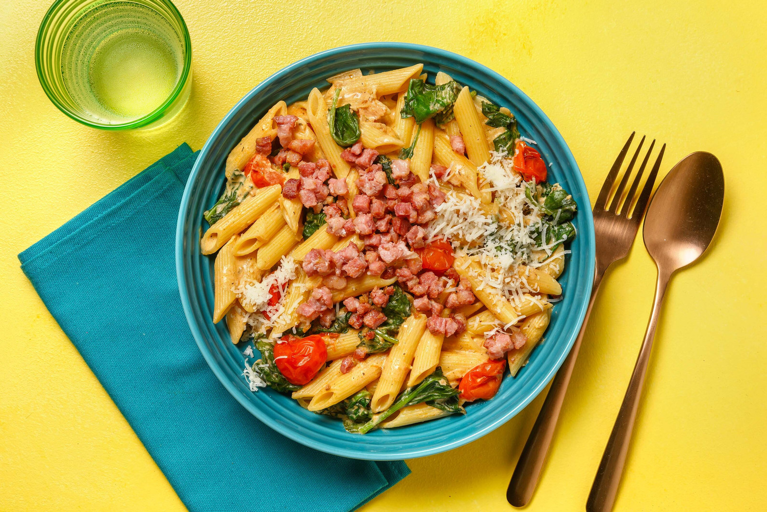 Penne met spinazie-roomsaus en vegetarische spekjes