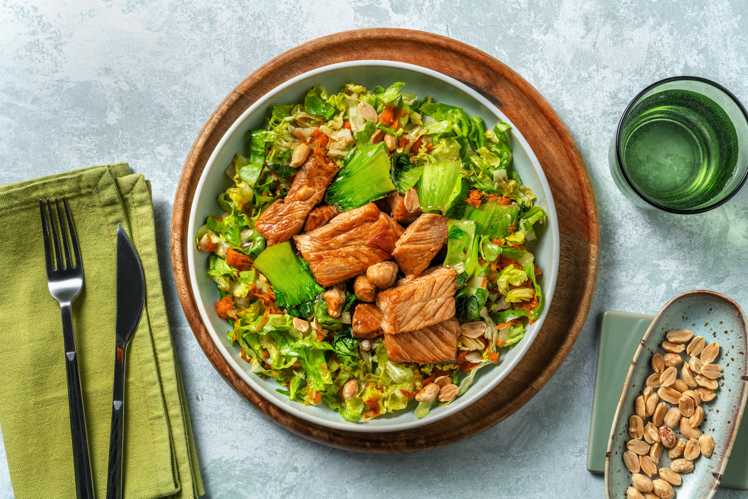 Cerdo adobado sobre ensalada asiática