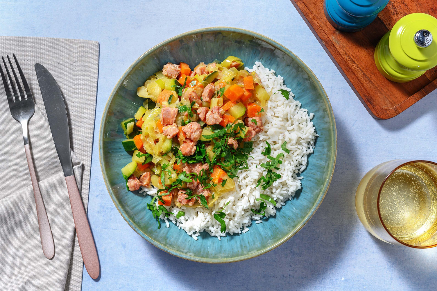 Bowl gustosa salsiccia e riso Basmati
