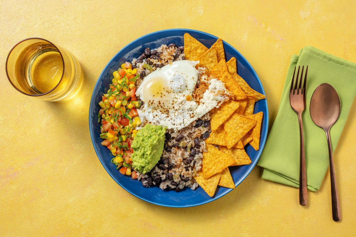 Huevos-rancherosbowl met tortillachips