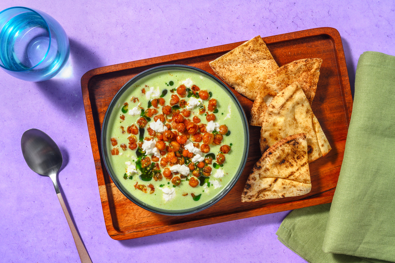 Sopa fría de pepino y albahaca con burrata