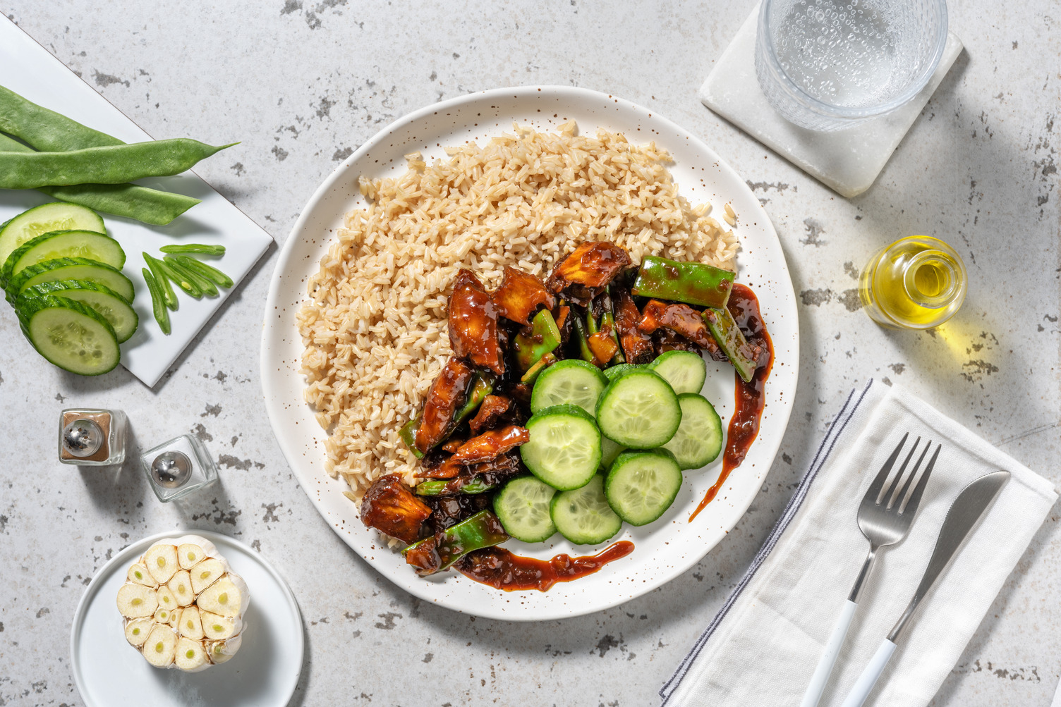 Mijoté d'émincés végés façon poulet à la caribéenne à la cacahuète