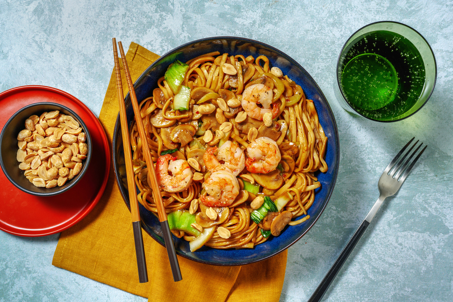 Asiatisk räk- och nudelwok med strimlad kycklingbröstfilé