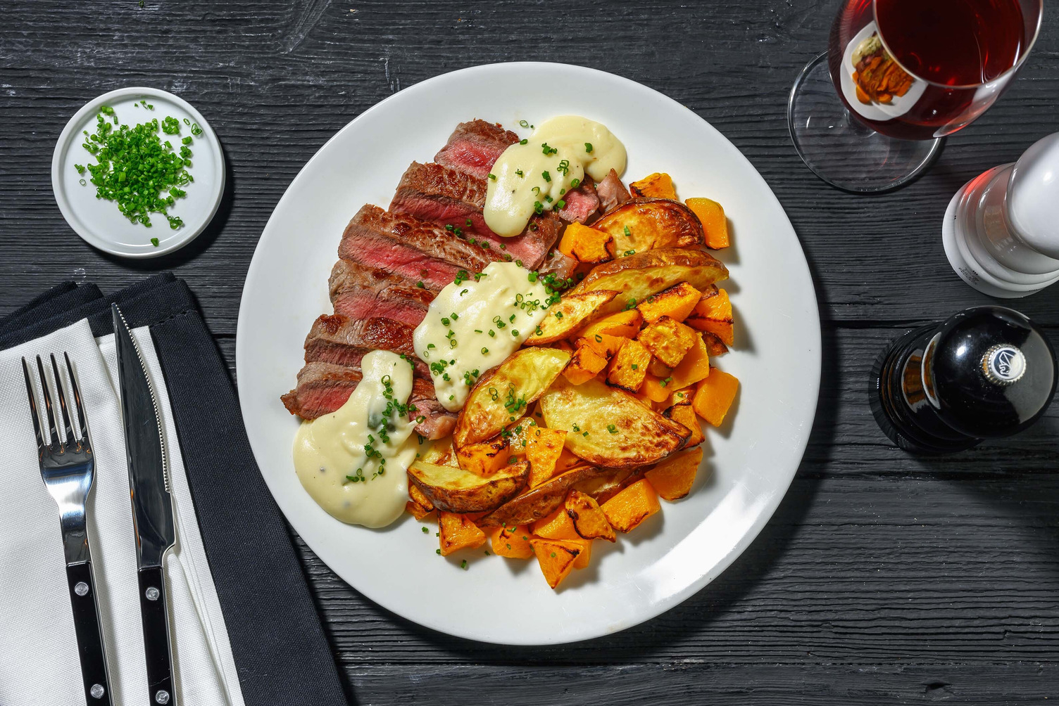 Tagliata di manzo e fonduta di Raschera Dop