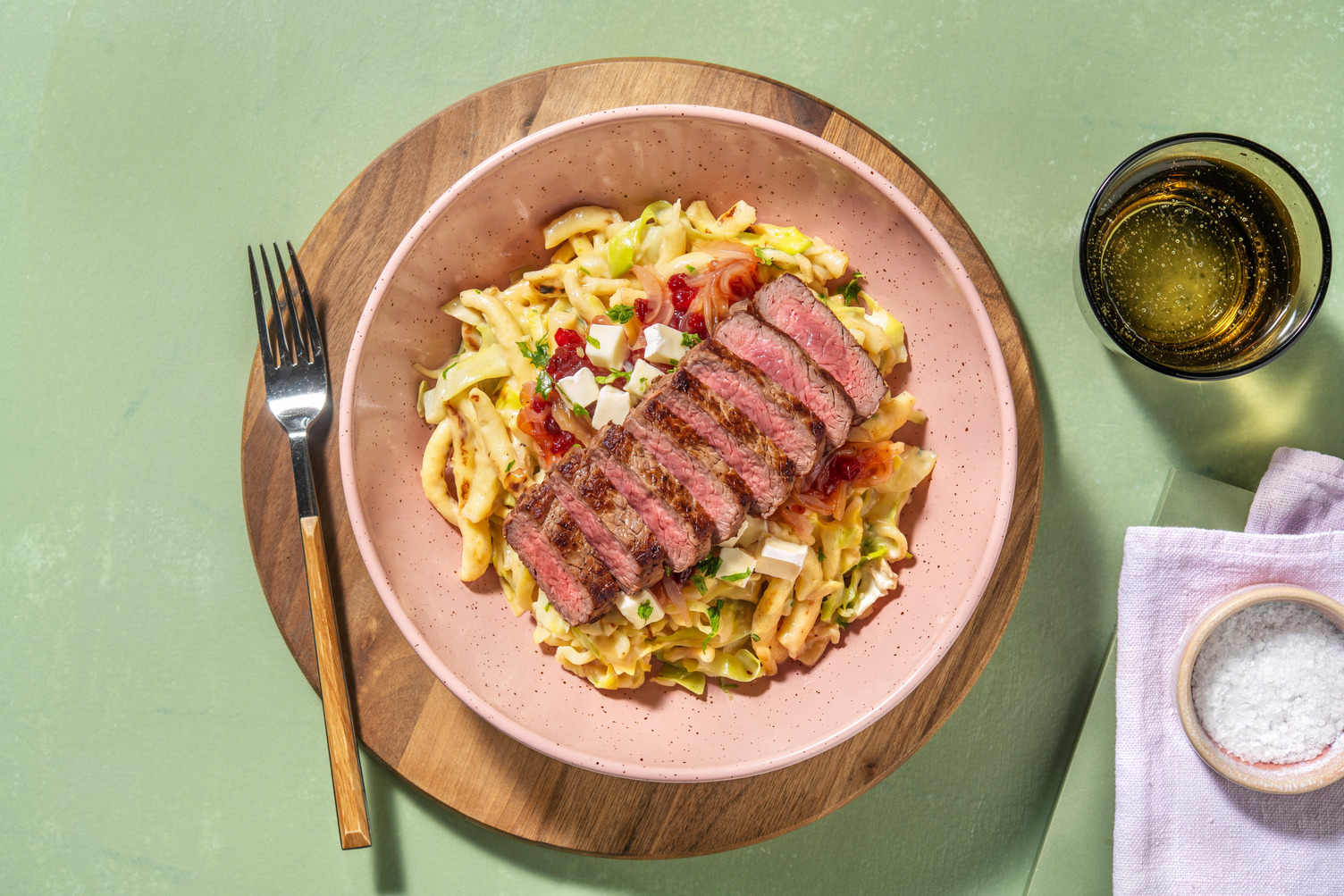 Spätzle in Camembert-Soße und Bio-Roastbeef