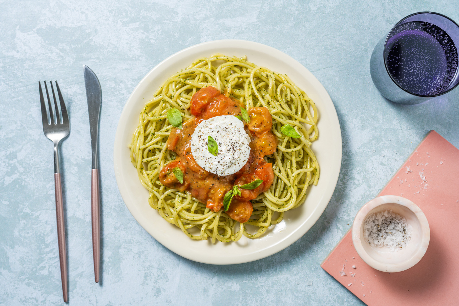 Burrata auf Spaghetti mit grünem Pesto