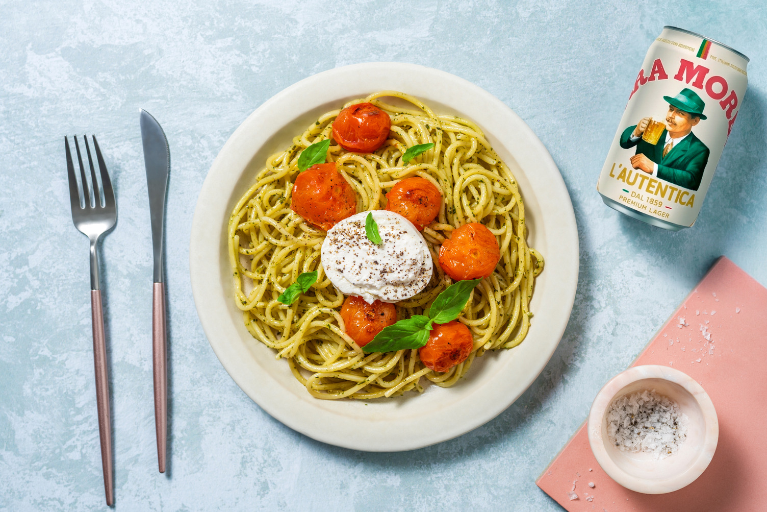 Burrata auf Spaghetti mit grünem Pesto
