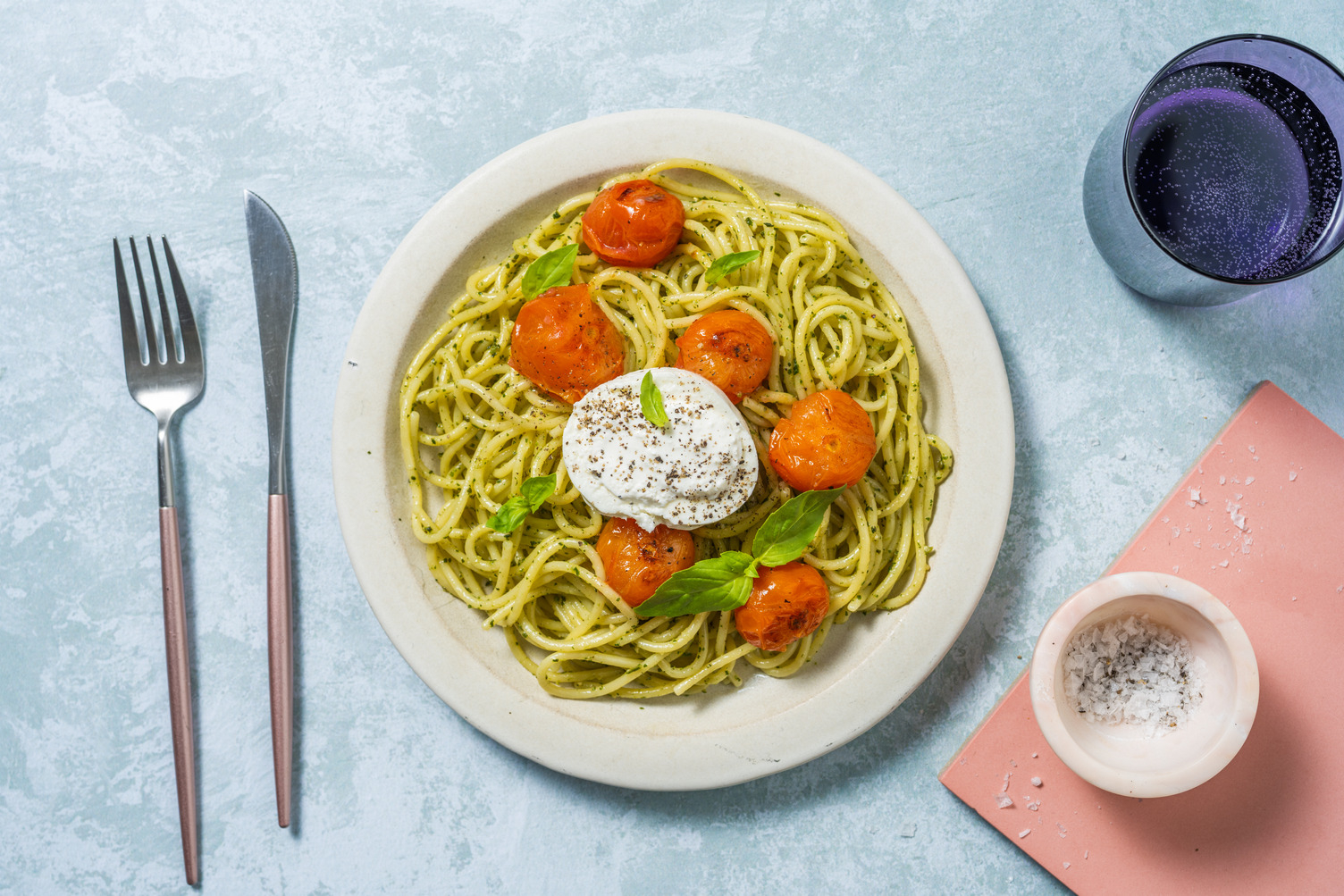 Burrata auf Spaghetti mit grünem Pesto