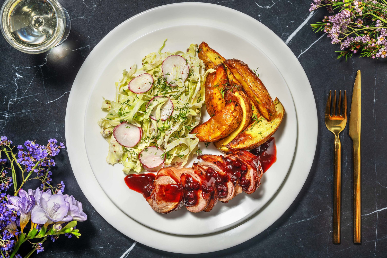 Baconsvøbt svinemørbrad og rødvinssauce