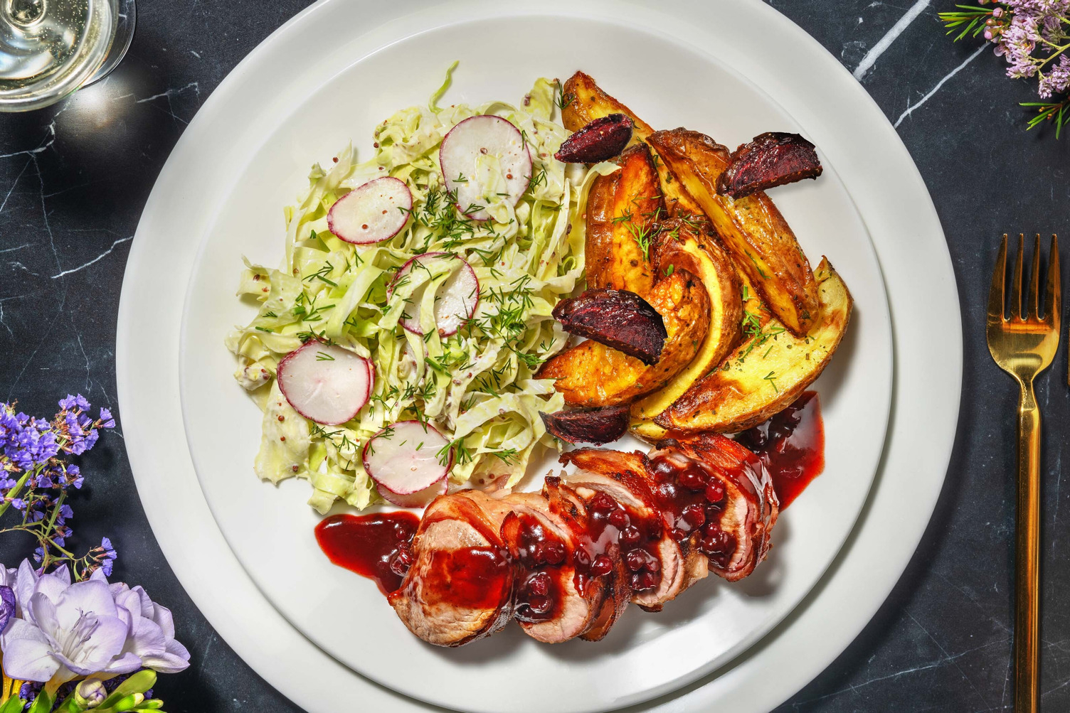 Baconsvøbt svinemørbrad og rødvinssauce