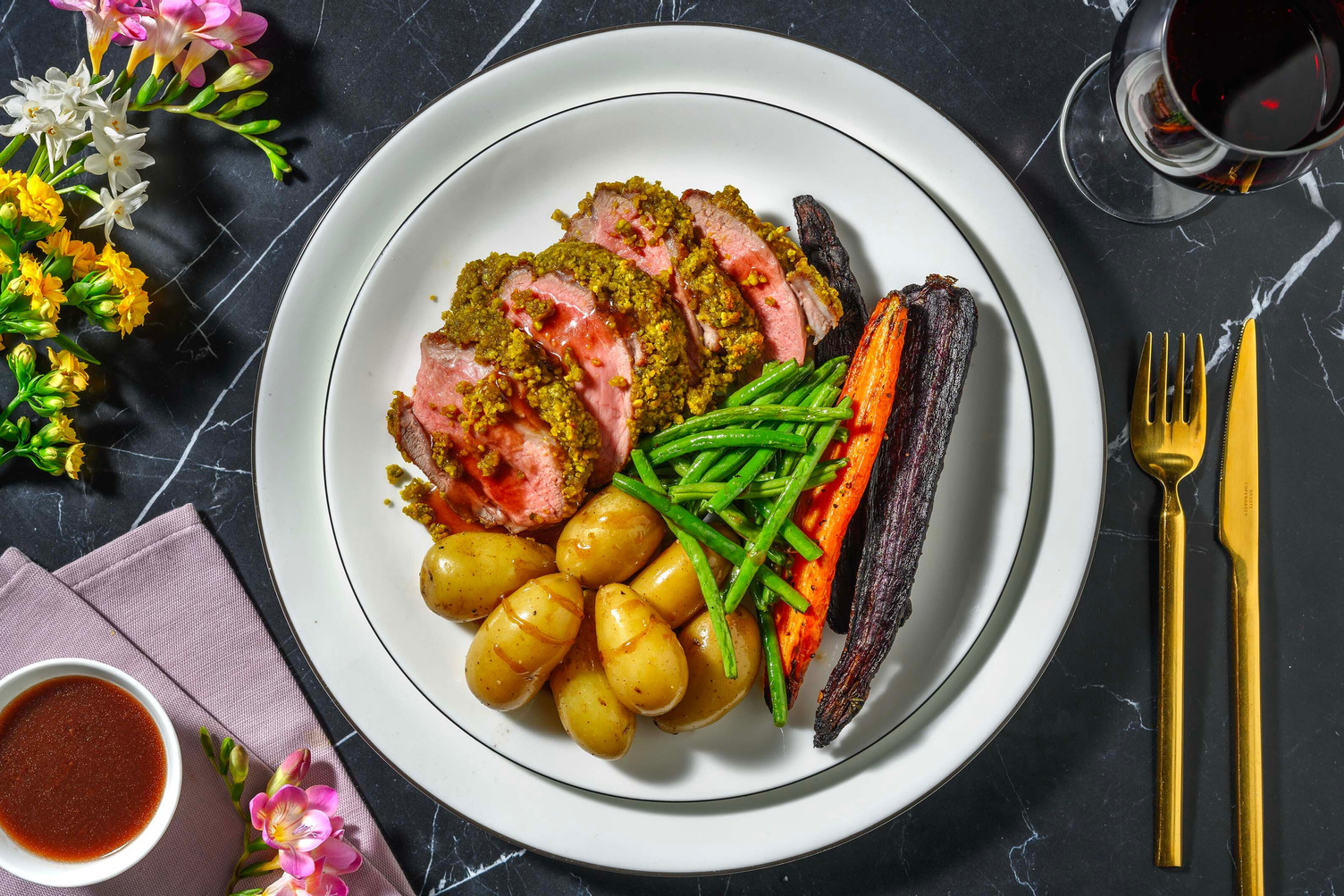 Pistaciepaneret lam og rødvinssauce