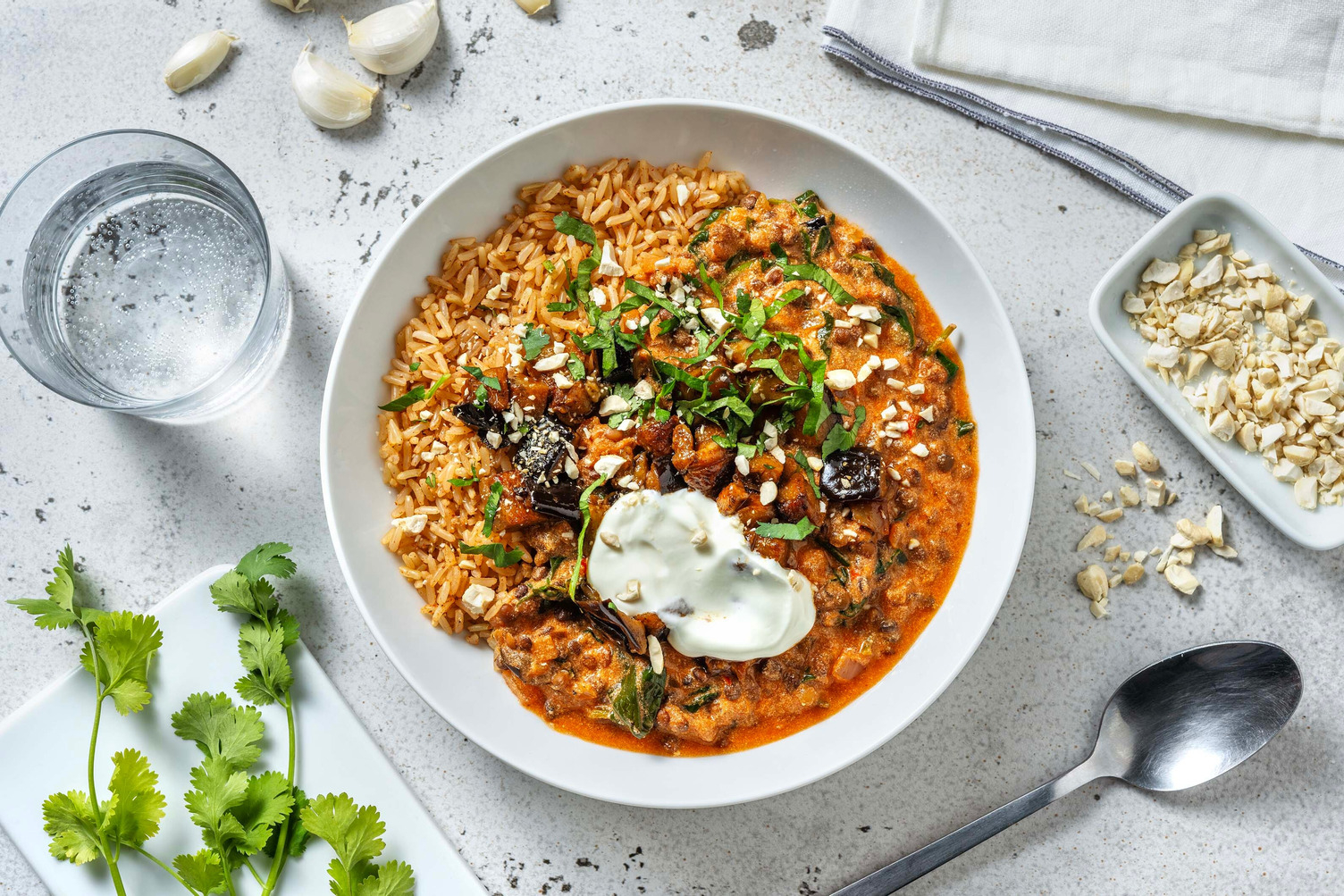 Kruidige linzenstoof met aubergine