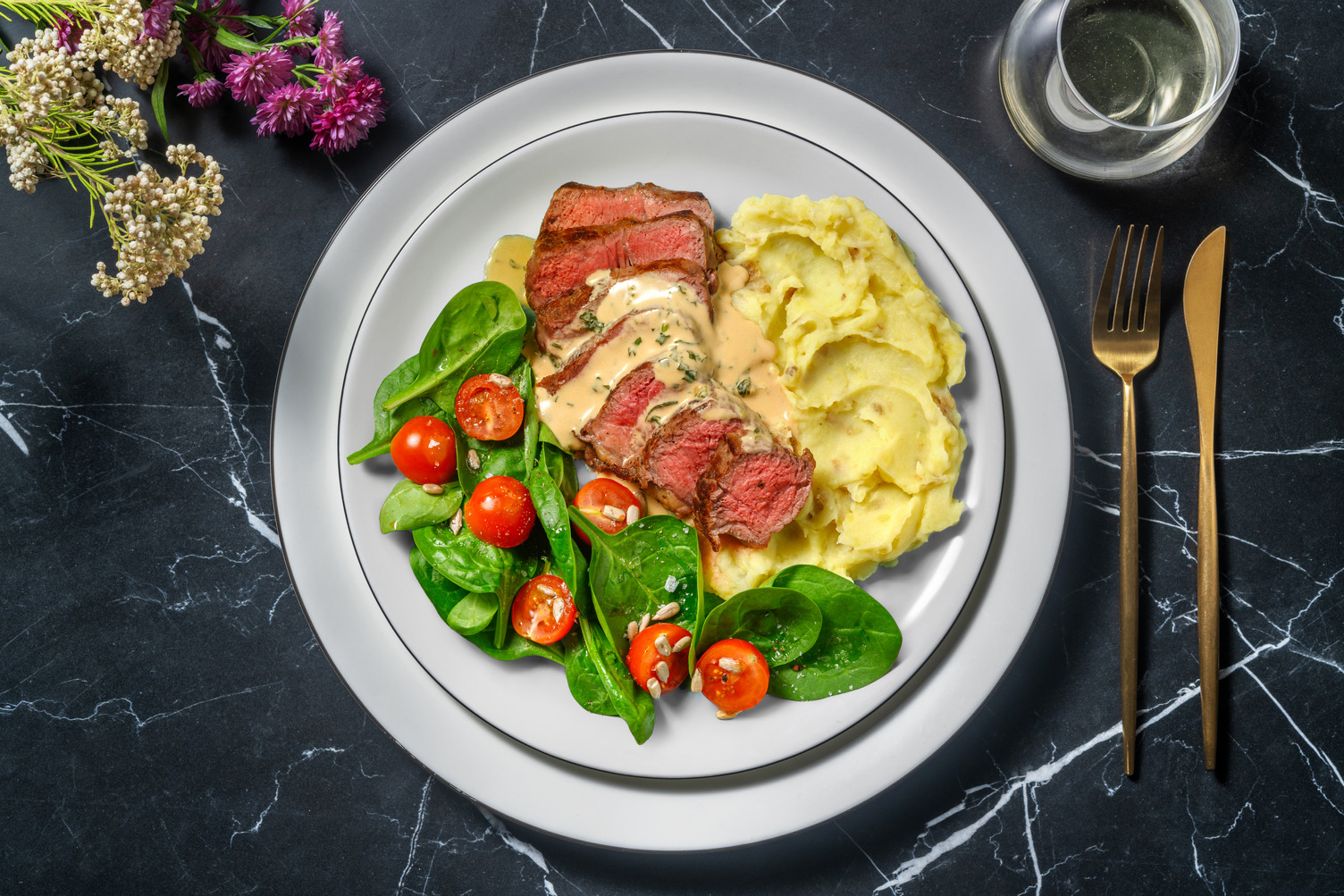 Stegt steak og cremet basilikumsauce