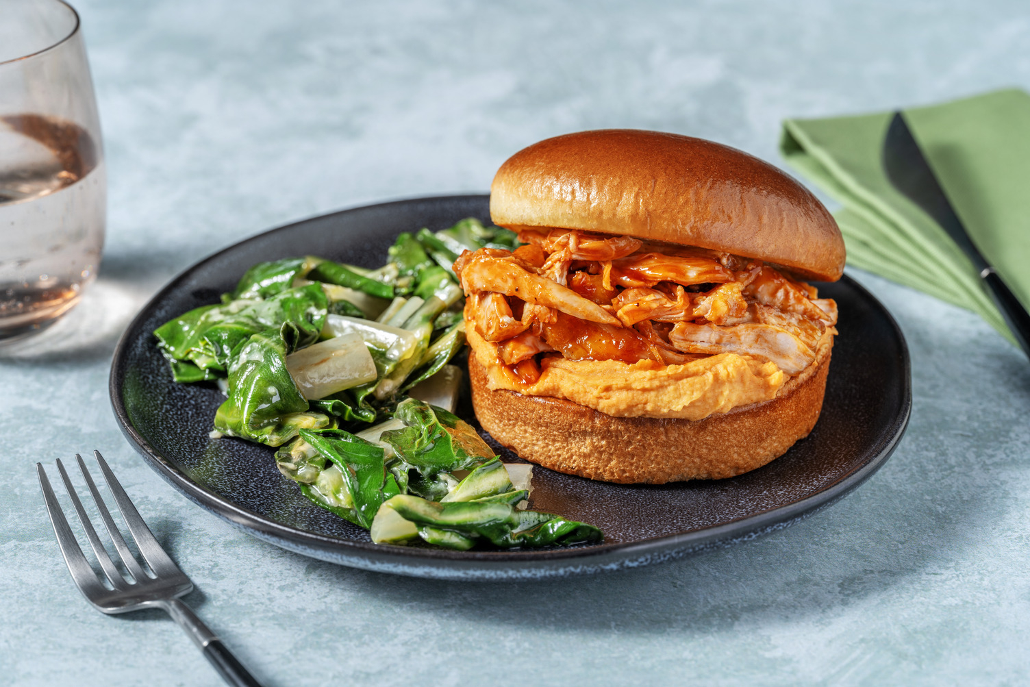 Sandwich di pollo in salsa barbecue