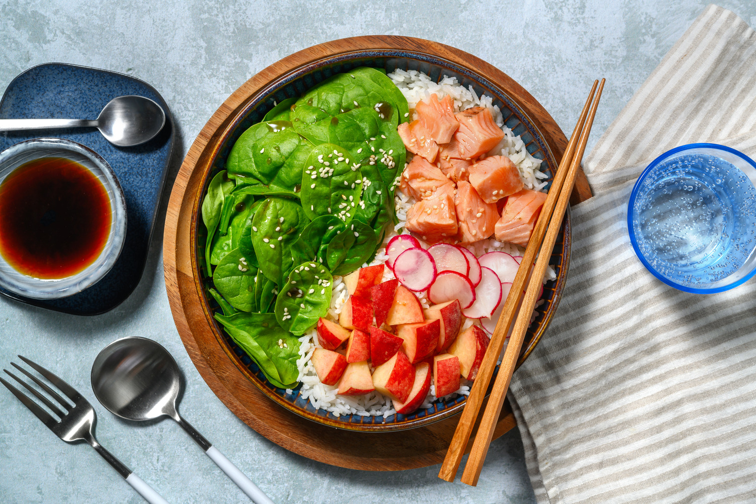 Poke - salmone affumicato, pesche e ravanelli