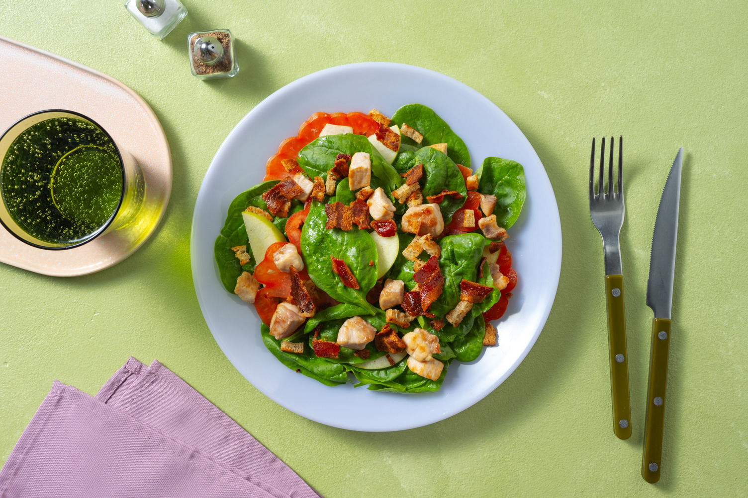 Insalata ricca di pollo, spinacino e bacon