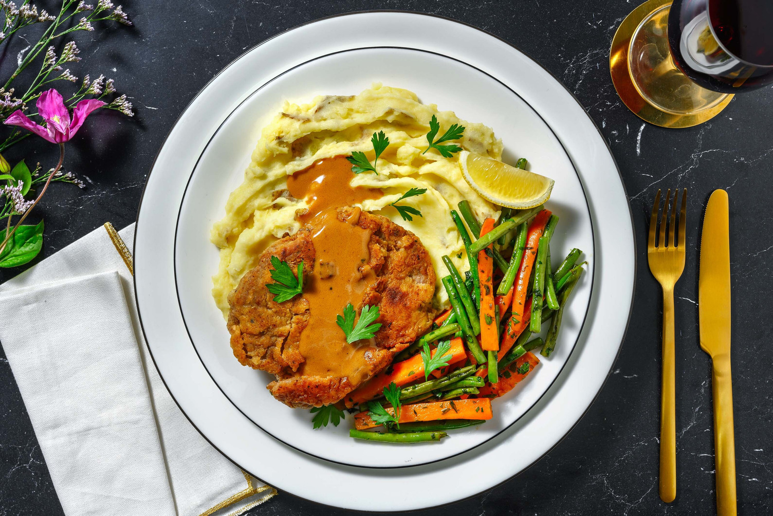 Paneret steak og cremet sovs