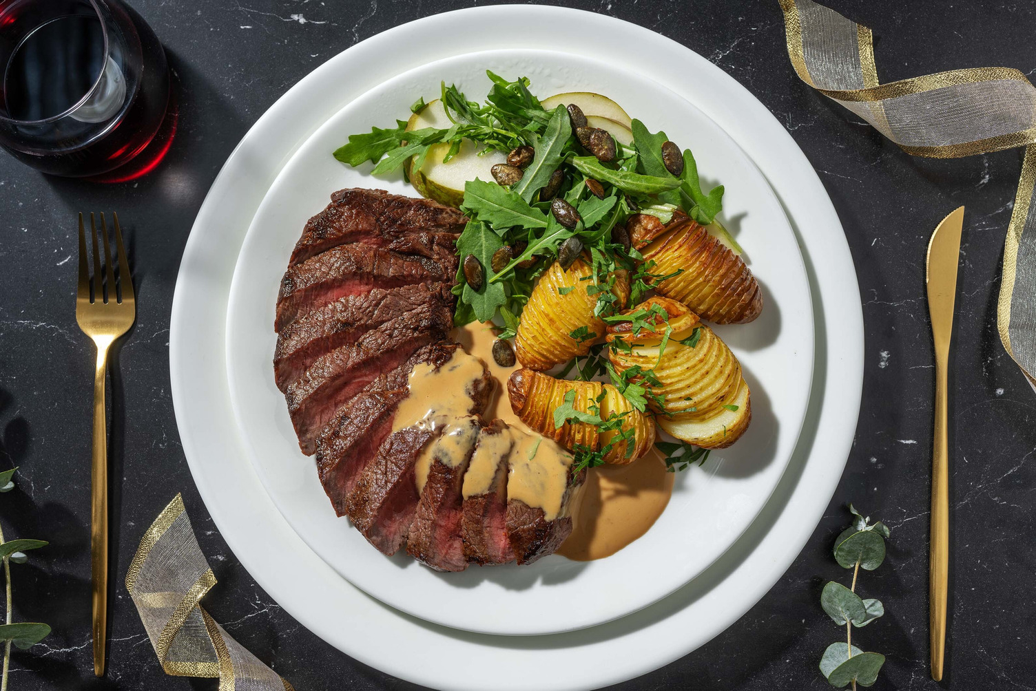 Stekt rumpstek och krämig rödvinssås