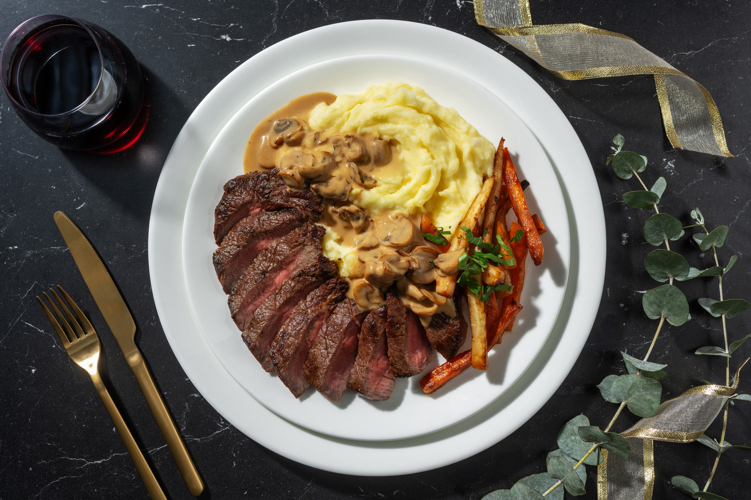 Stegt steak og cremet svampesauce