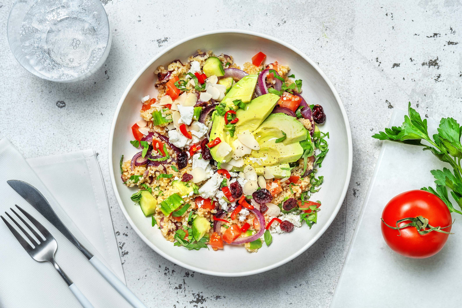 Salade de boulgour avec avocat, concombre et cranberries