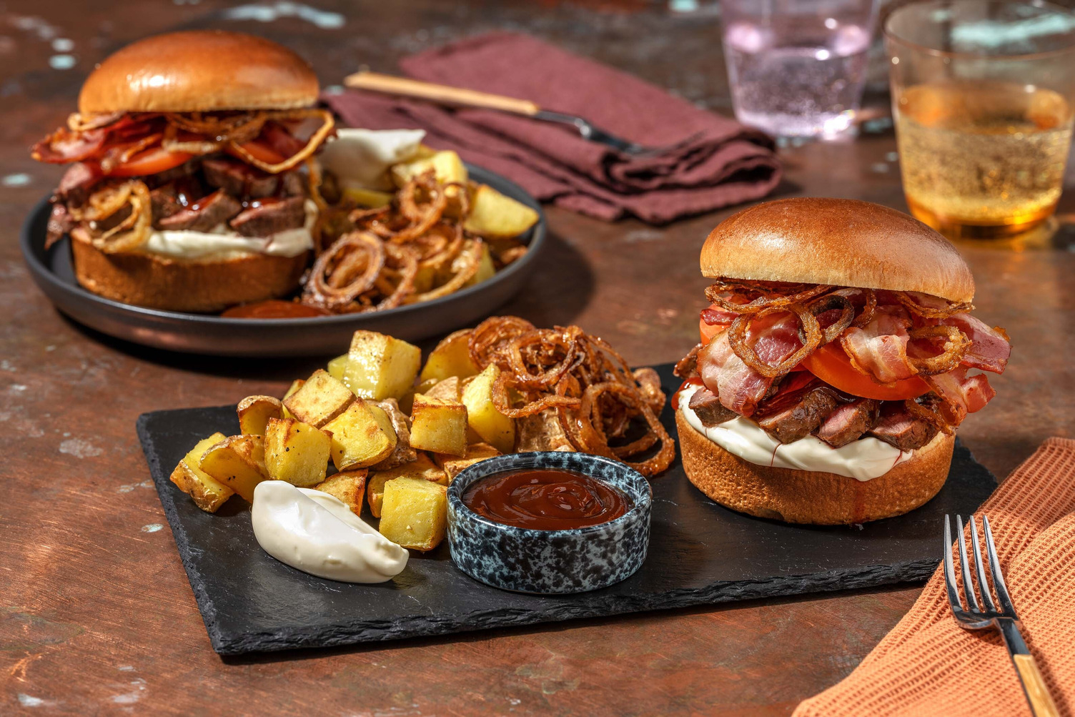 Amerikansk steakburger og BBQ-sauce