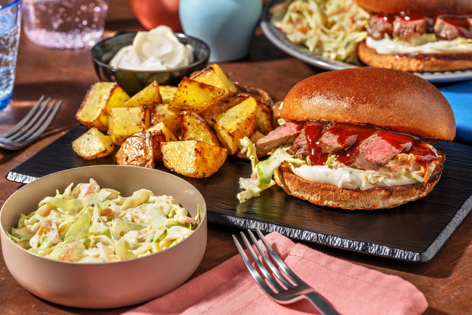 Amerikansk biffburger og BBQ-saus