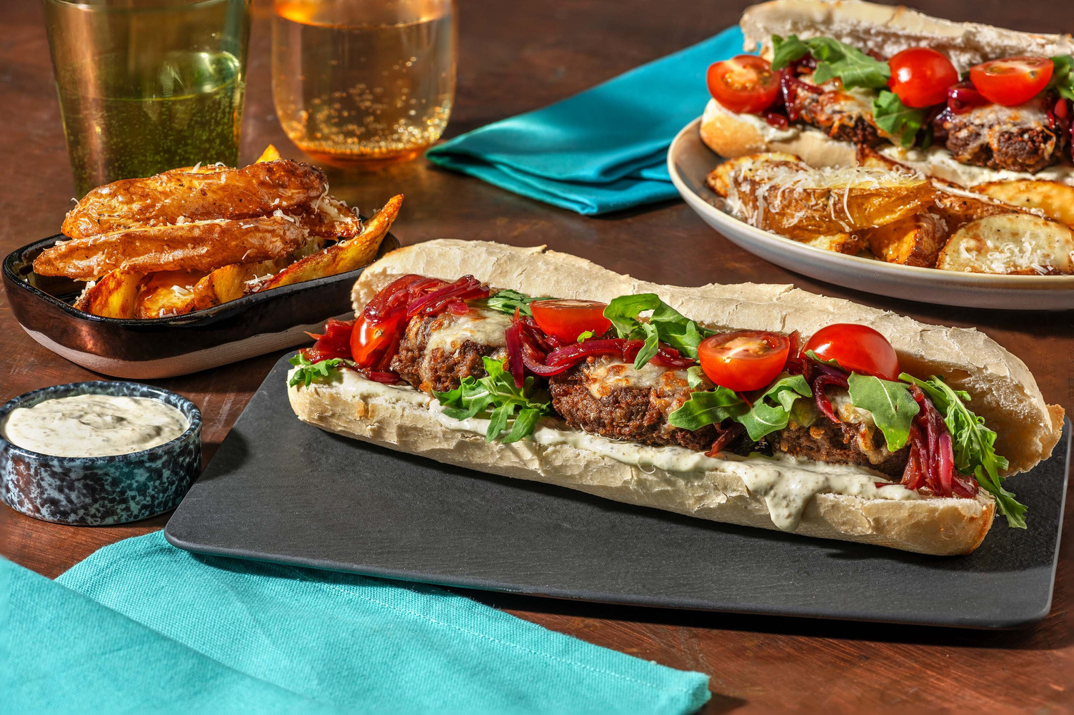 Karamellisert løk- og kjøttkakesandwich